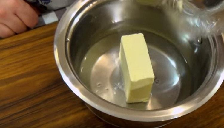 U vodu dodajte maslac i sol.