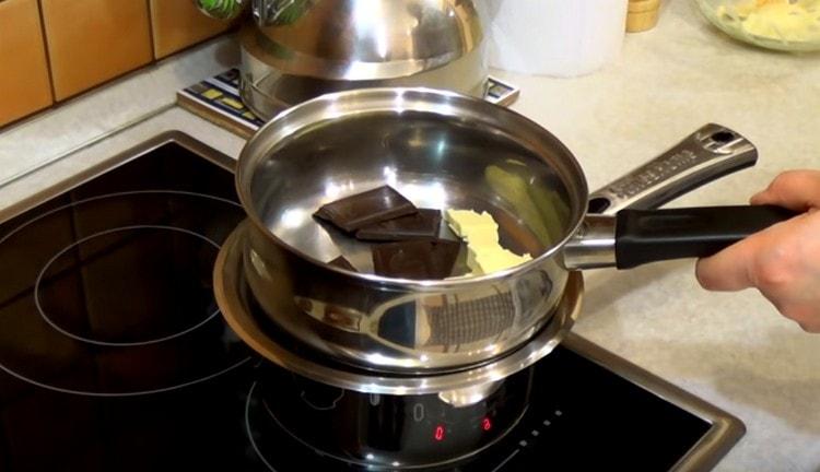 Au bain-marie, faites fondre le chocolat avec le beurre, mélangez.