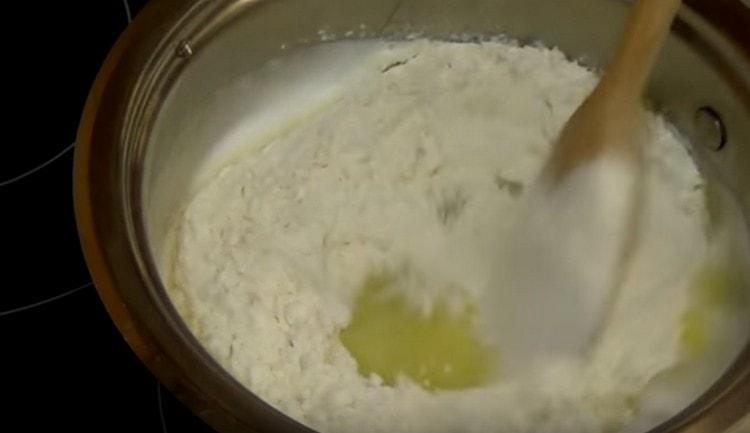Ajouter la farine au mélange bouillant.