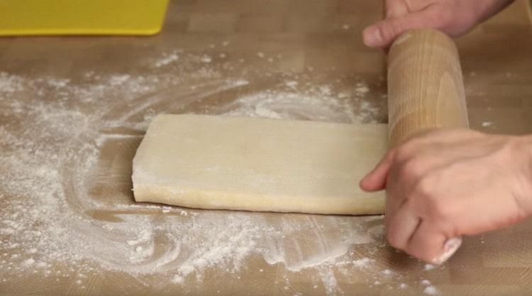 Étaler la pâte feuilletée.