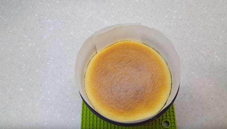 Such a cheesecake is baked according to a special temperature scheme.