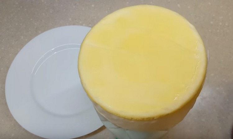 the cooled cheesecake can be taken out of the mold.