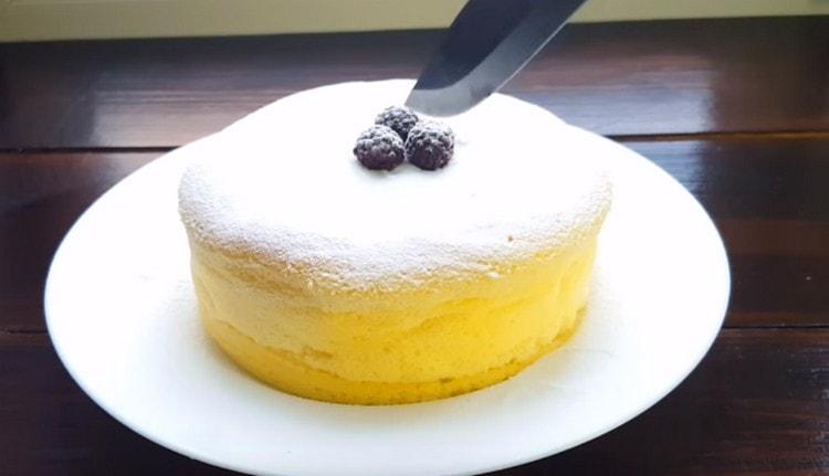 Japanese cheesecake can be garnished with icing sugar and berries.
