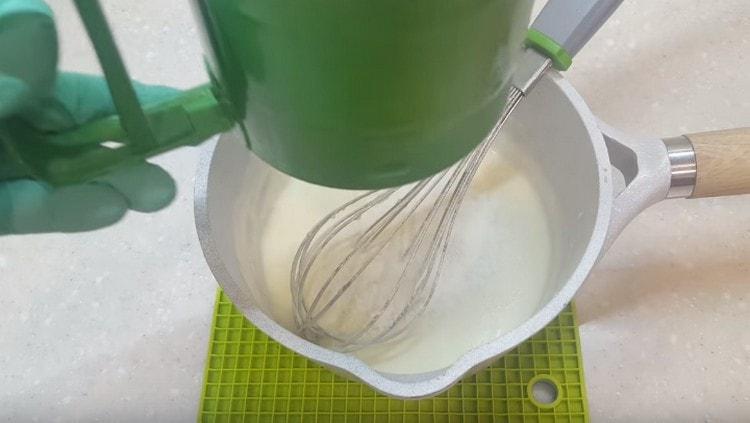Lorsque la masse dans le faitout devient homogène, tamisez-y la farine.