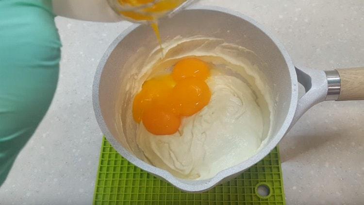 Add the yolks to the curd mass.