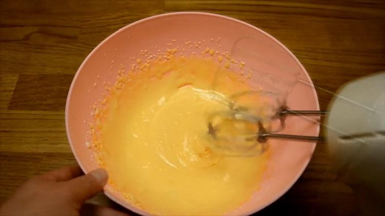 Pomiješajte sastojke da napravite kolač od naranče