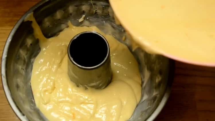 Pour faire un muffin à l'orange, mettez la pâte dans le moule