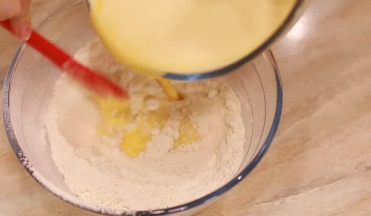 To make an orange cake, mix the ingredients