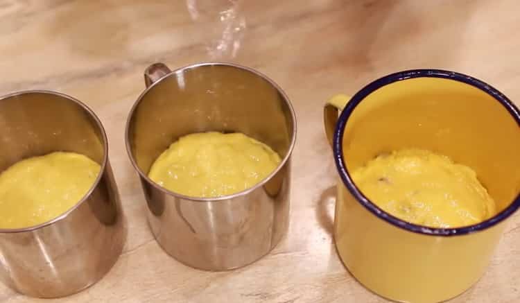 Pour faire un gâteau à l'orange, mettez la pâte dans le moule