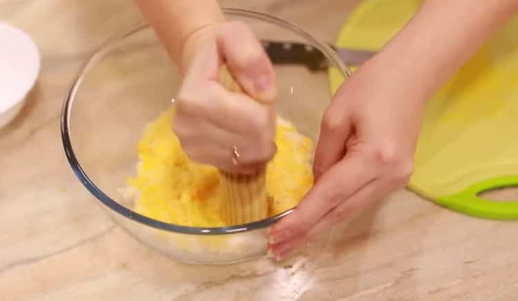 Para hacer un pastel de naranja, mezcle los ingredientes.