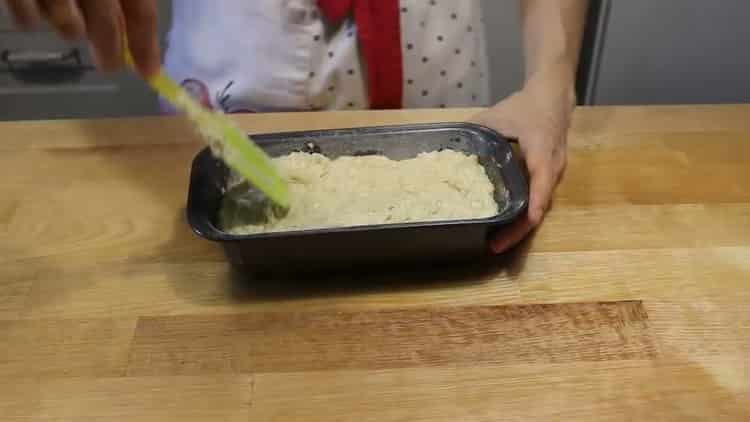 To prepare a banana cake, put the dough in the mold