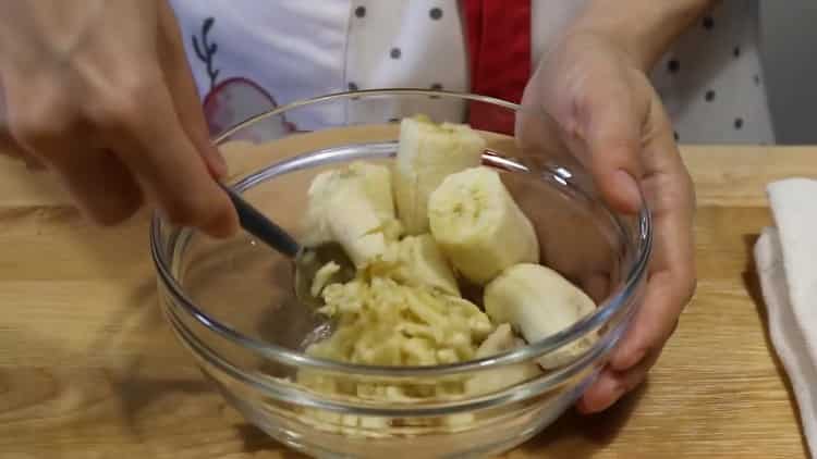 Pour faire un muffin à la banane, faites une purée de banane