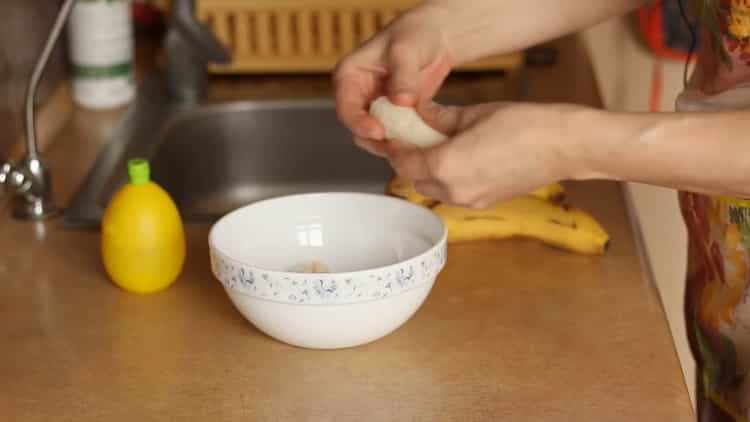 Moler un plátano para hacer un pastel de plátano