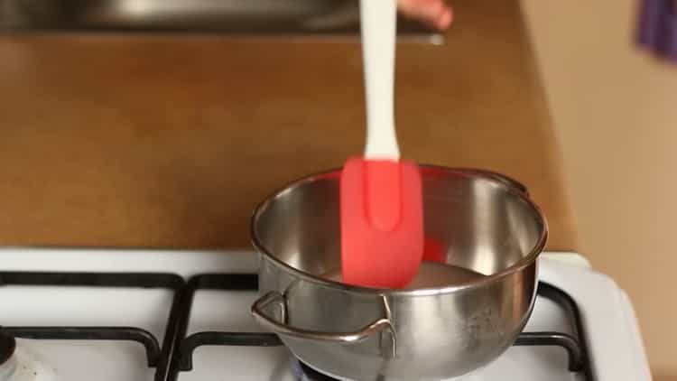 Pour faire un cheesecake à la banane, préparez du sirop