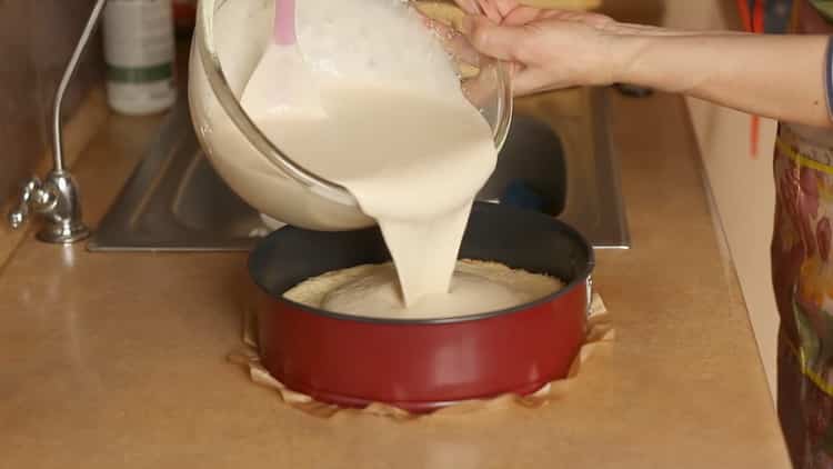 Para preparar una tarta de plátano, vierta los ingredientes en la base
