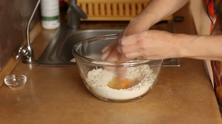 Agregue los huevos para hacer un pastel de queso de plátano.