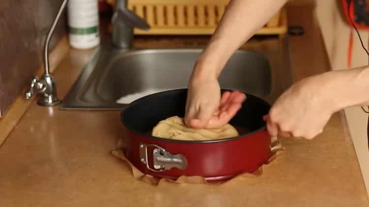 To prepare a banana cheesecake, put the dough in the mold