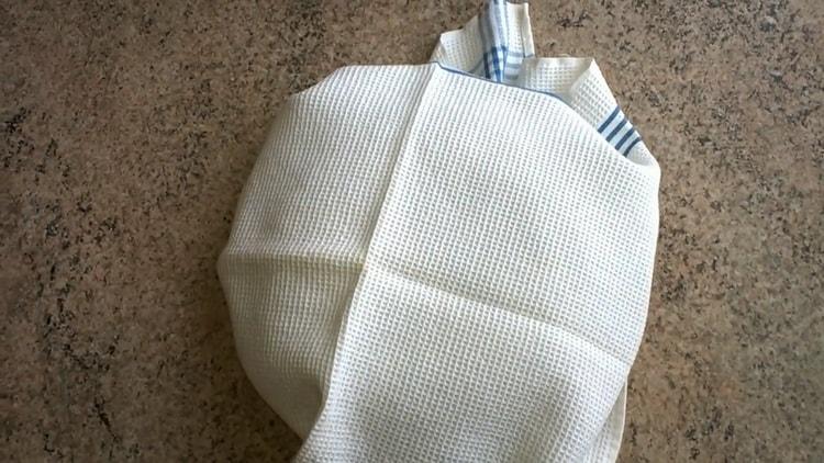 Para preparar pan sin levadura en una olla de cocción lenta, prepare una toalla