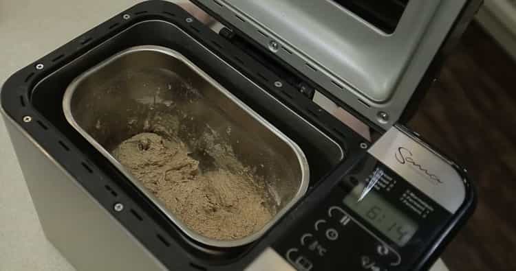 Pour préparer du pain sans levure dans une machine à pain, mettez la pâte dans un bol.