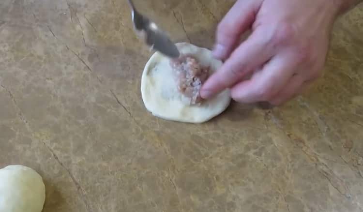 To prepare the whites in the oven, put the filling on the dough