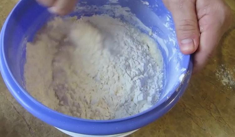 Tamizar la harina para cocinar en el horno