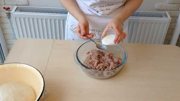 Da biste pripremili bjelanjke s mljevenim mesom prema jednostavnom receptu, pomiješajte sve sastojke