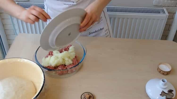 Para preparar las claras con carne picada de acuerdo con una receta simple, picar cebollas