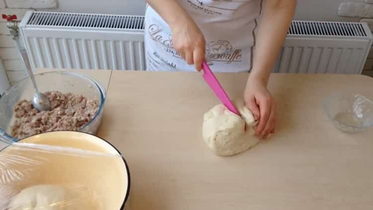 To prepare whites with minced meat according to a simple recipe, cut the dough