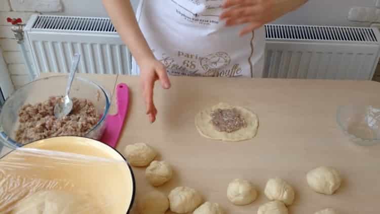 Para preparar los blancos con carne picada de acuerdo con una receta simple, ponga el relleno sobre la masa