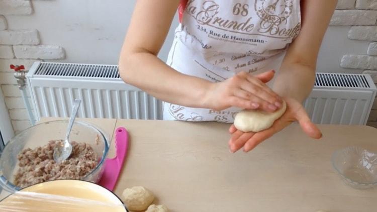 To prepare the whites with minced meat, use a simple recipe to roll a tortilla