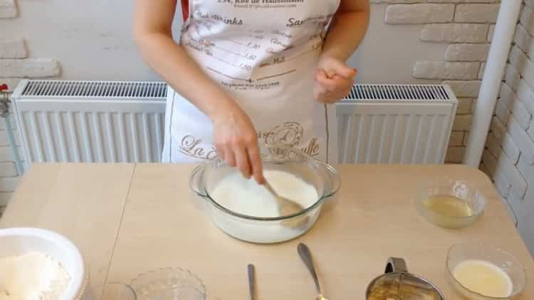 Para preparar los blancos con carne picada de acuerdo con una receta simple, prepare los ingredientes.