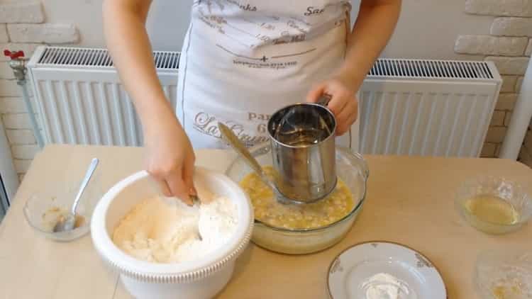 Para preparar los blancos con carne picada de acuerdo con una receta simple, agregue aceite