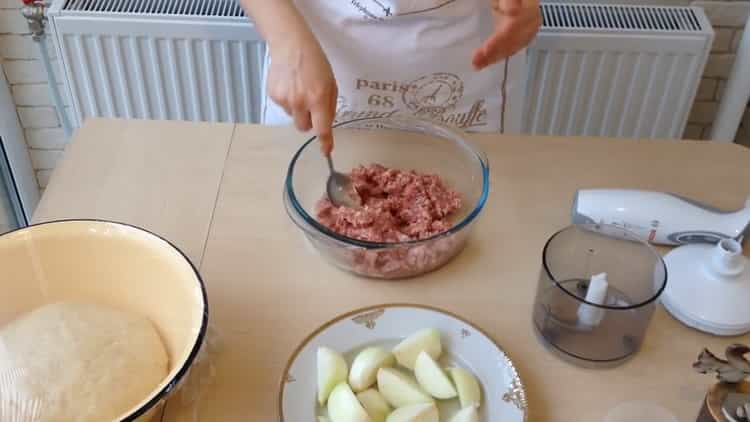 Para preparar las claras con carne picada de acuerdo con una receta simple, prepare la carne picada