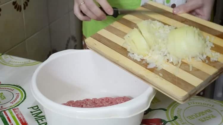 Para preparar las claras de carne en una sartén, prepare los ingredientes.