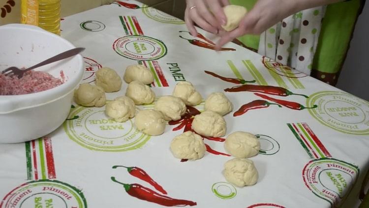 Para preparar las claras con carne en una sartén, divida la masa