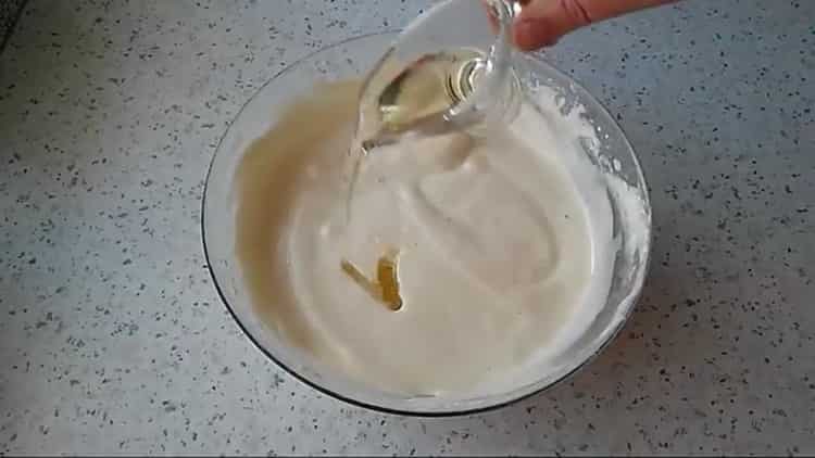 Mélanger les ingrédients pour les muffins aux biscuits