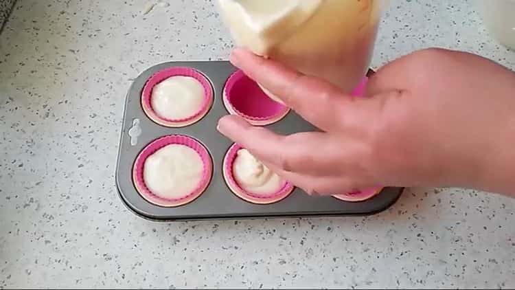 Para hacer muffins de galletas, póngalo en el molde