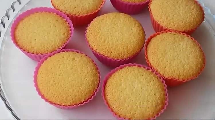 Precaliente el horno para hacer panecillos de galletas.