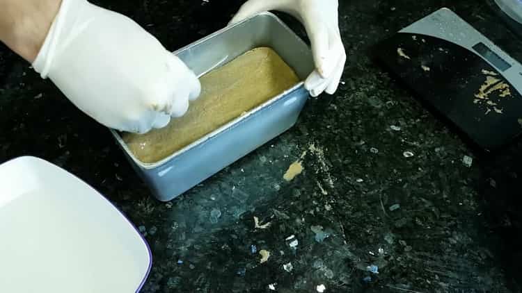 Para hacer pan Borodino, prepare un molde