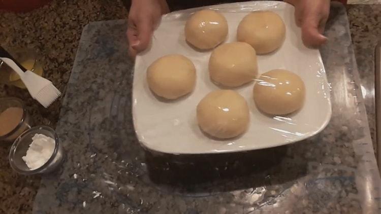 To make a brooch rolls, cut the dough.