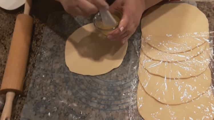 Vet het deeg in met boter om een ​​broche te maken