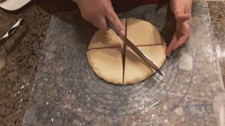 Pour faire des rouleaux de broche, coupez la pâte.