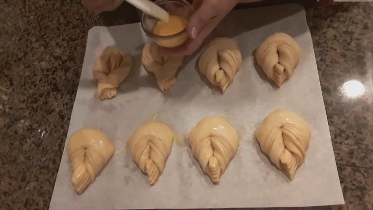 Pour faire des rouleaux de broche, graisser la pâte avec un œuf