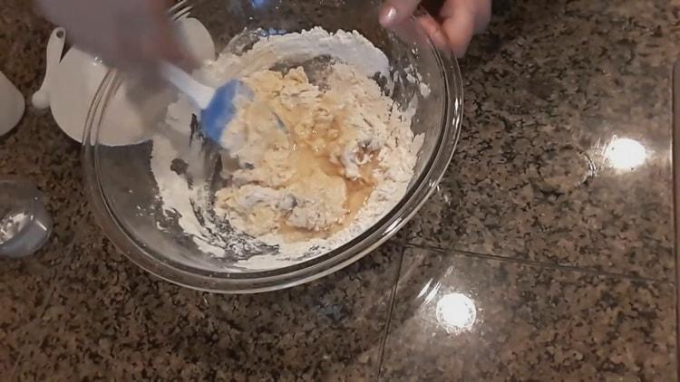 Para hacer rollos de broche, mezcle los ingredientes.