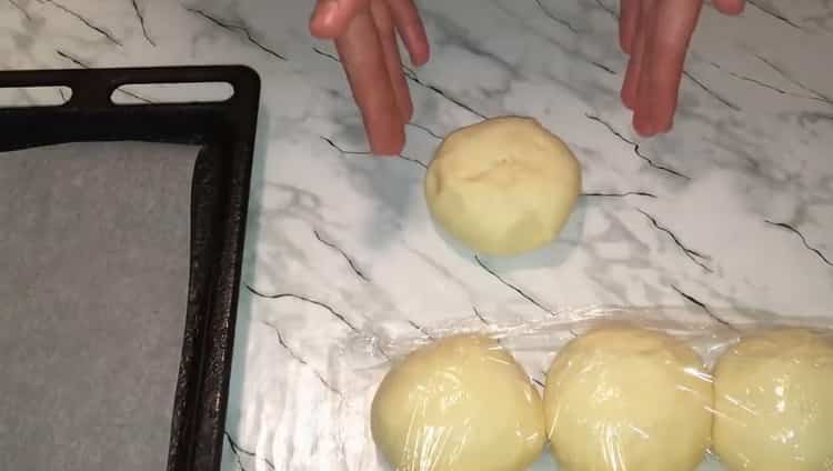 Para cocinar bollos con leche condensada hervida, forme bolas