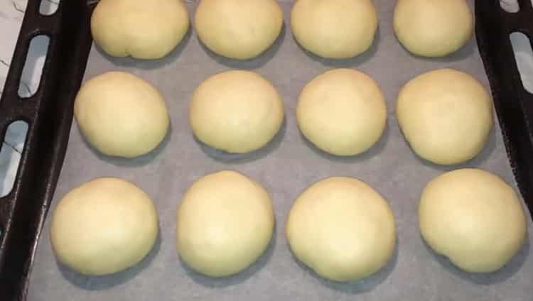For cooking rolls with boiled condensed milk, lay the blanks on a baking sheet