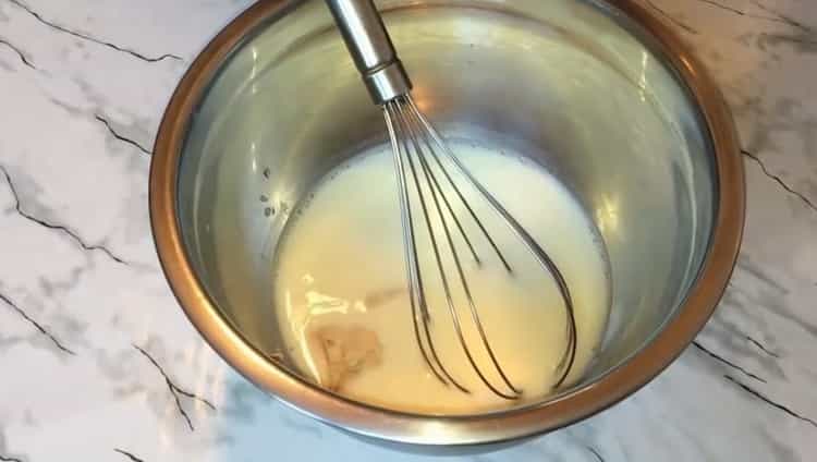 Para hacer rollos de leche condensada hervida, prepare los ingredientes.