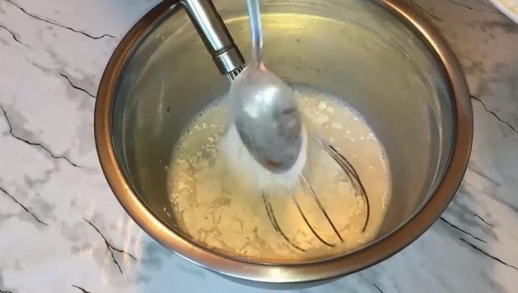 Da biste napravili peciva s kuhanim kondenziranim mlijekom, pripremite tijesto