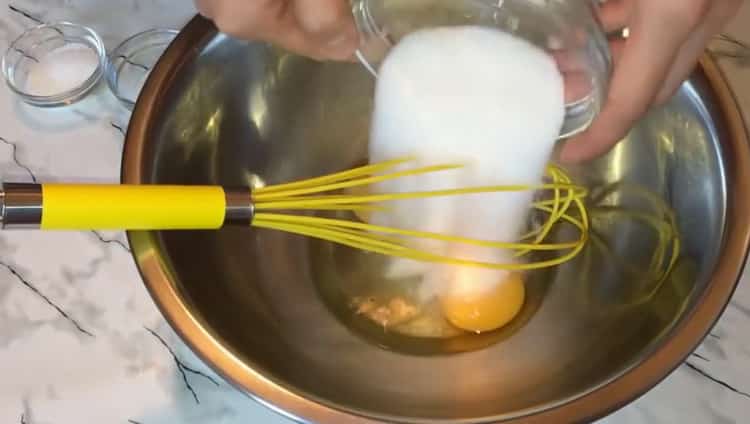 Batir los huevos con leche condensada hervida