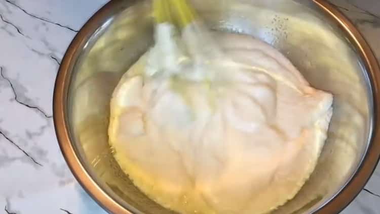 Para cocinar los bollos de leche condensada hervida, mezcle los ingredientes.